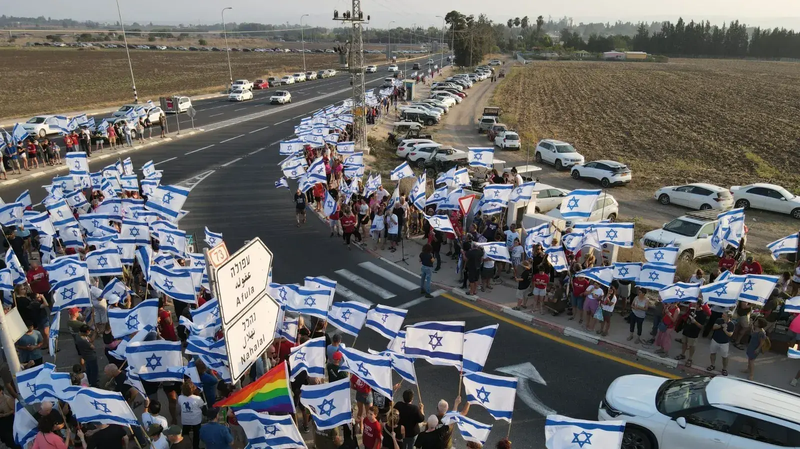 הפגנה נגד המהפכה המשפטית בצומת נהלל בצפון הארץ. 19 באוגוסט 2023 הפגנה נגד המהפכה המשפטית בצומת נהלל בצפון הארץ. 19 באוגוסט 2023