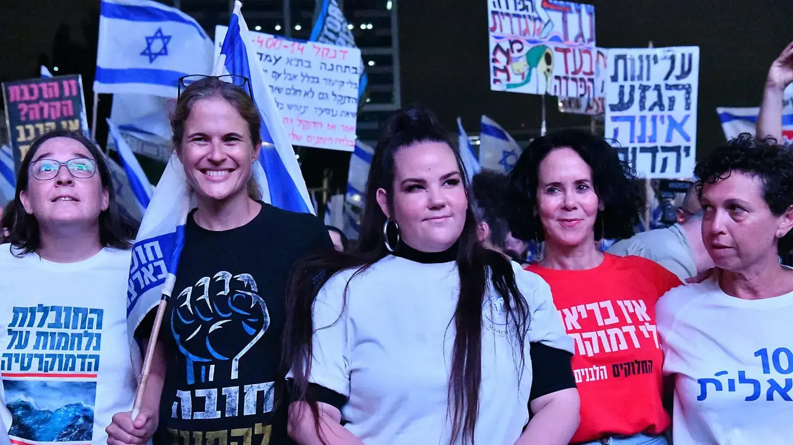 נטע ברזילי בהפגנה נגד המהפכה המשפטית בתל אביב. 19 באוגוסט 2023 נטע ברזילי בהפגנה נגד המהפכה המשפטית בתל אביב. 19 באוגוסט 2023