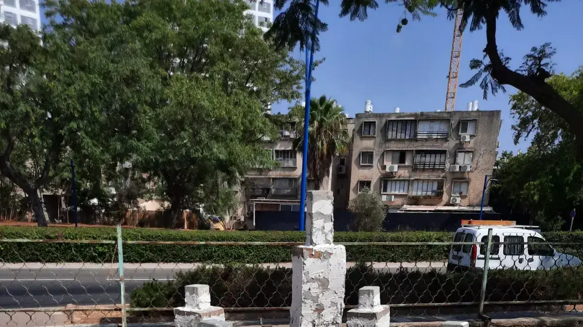 תושב יבנה שע"פ החשד איים ותקף את אשתו והכין לה קבר ומצבה בחצר הבניין. 20 באוגוסט 2023
תושב יבנה שע"פ החשד איים ותקף את אשתו והכין לה קבר ומצבה בחצר הבניין. 20 באוגוסט 2023