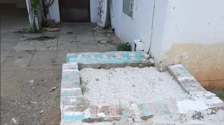 תושב יבנה שע"פ החשד איים ותקף את אשתו והכין לה קבר ומצבה בחצר הבניין. 20 באוגוסט 2023 תושב יבנה שע"פ החשד איים ותקף את אשתו והכין לה קבר ומצבה בחצר הבניין. 20 באוגוסט 2023