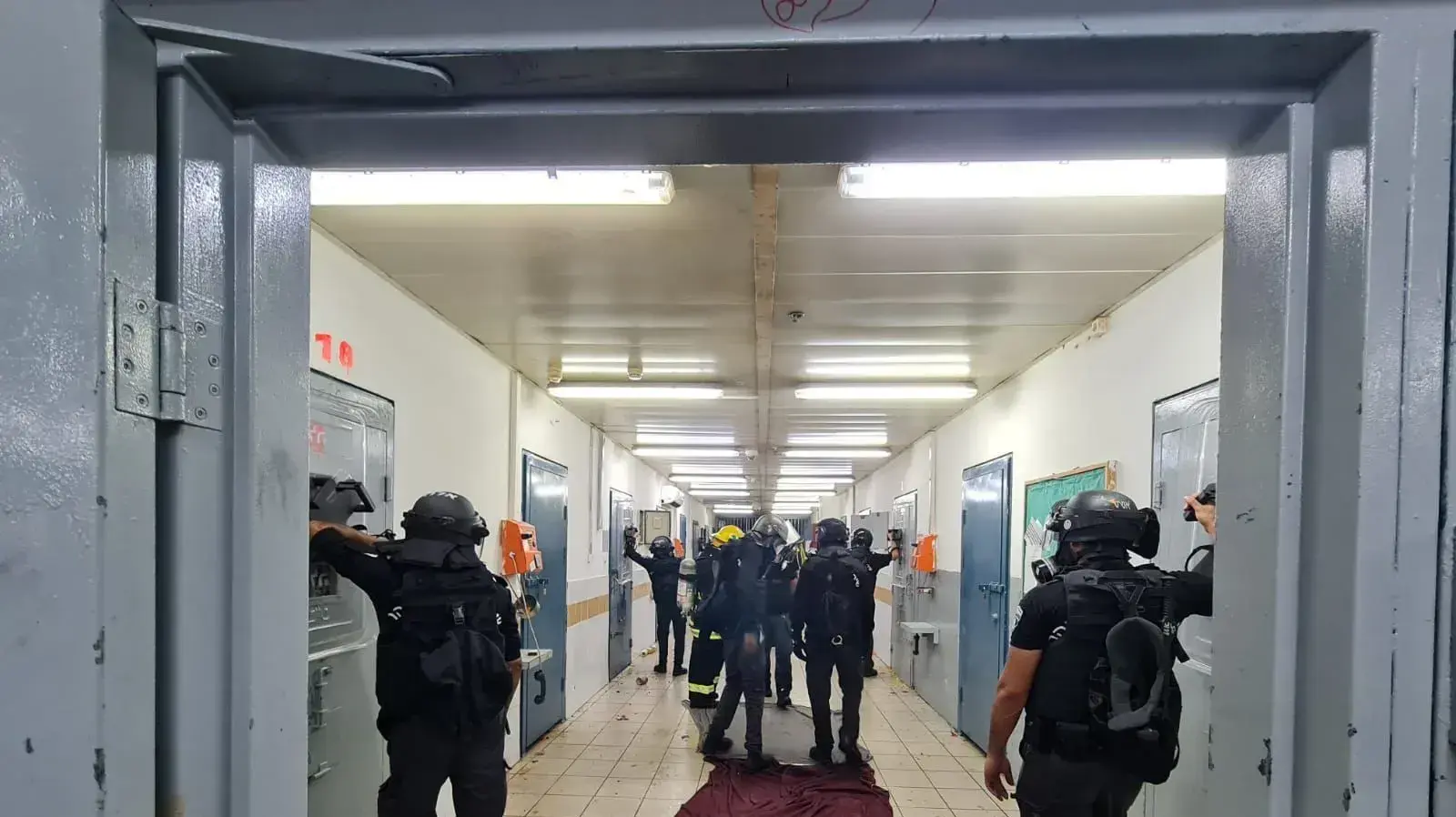 הפרות סדר בבתי סוהר 'אשל' ו׳רימונים׳: המעורבים הינם אסירים פליליים, המשתייכים לארגוני פשיעה ממספר אגפים בבתי הסוהר ׳רימונים׳ ו׳אשל'.  20 באוגוסט 2023