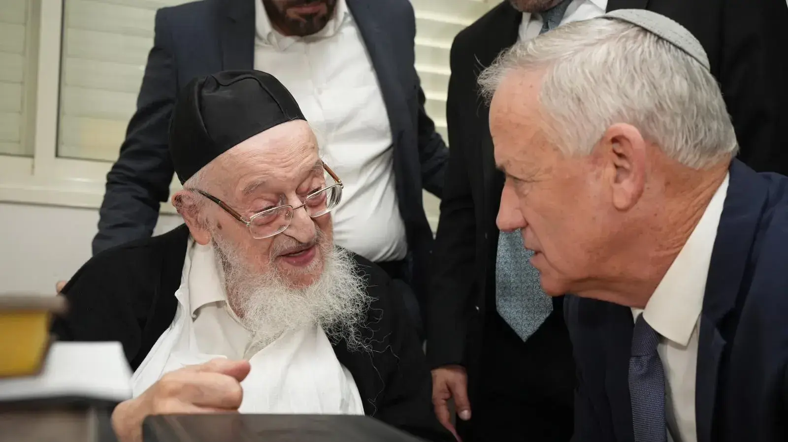 בני גנץ במפגש עם הרב מאיר צבי ברגמן 20 באוגוסט 2023 בני גנץ במפגש עם הרב מאיר צבי ברגמן 20 באוגוסט 2023