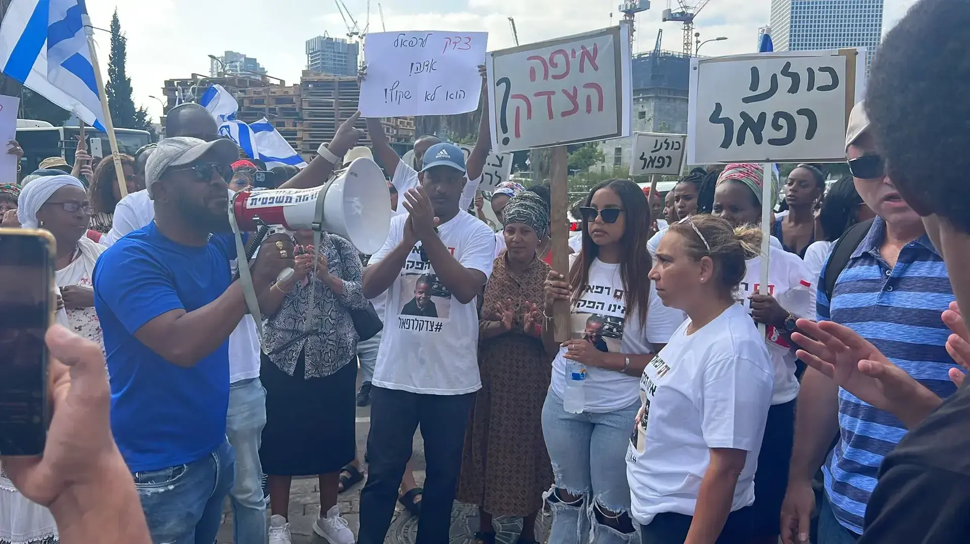 הפגנת תמיכה במשפחתו של רפאל אדנה שנהרג בתאונת פגע וברח בנתניה , 21 באוגוסט 2023 הפגנת תמיכה במשפחתו של רפאל אדנה שנהרג בתאונת פגע וברח בנתניה , 21 באוגוסט 2023