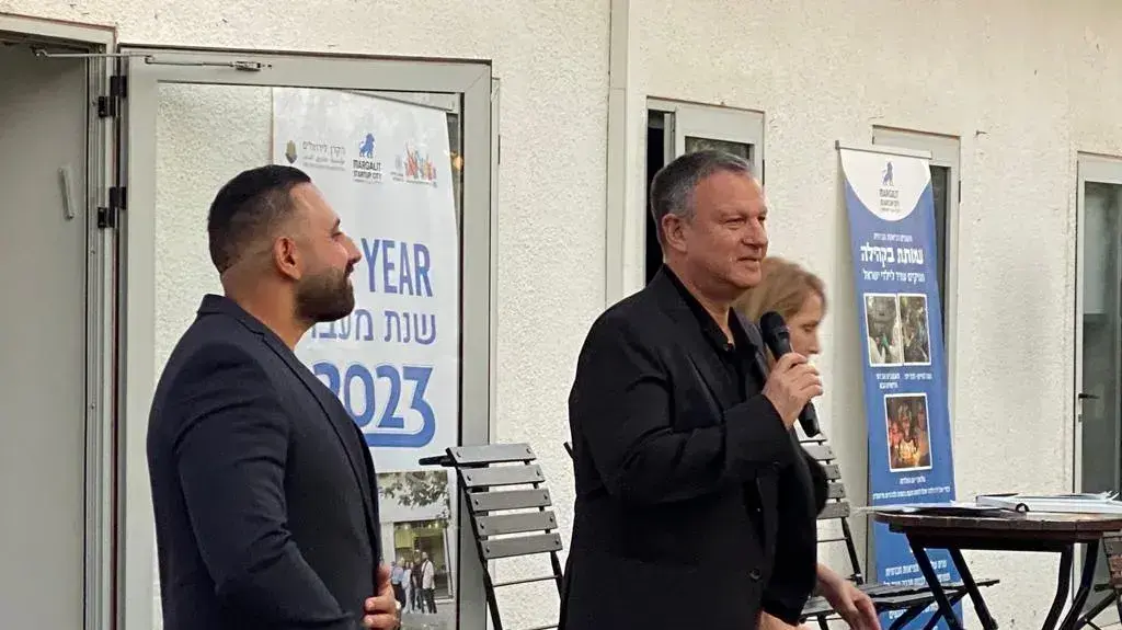 אראל מרגלית, מייסד ויו"ר JVP עם בוגרי התכונית במזרח ירושלים אראל מרגלית, מייסד ויו"ר JVP עם בוגרי התכונית במזרח ירושלים