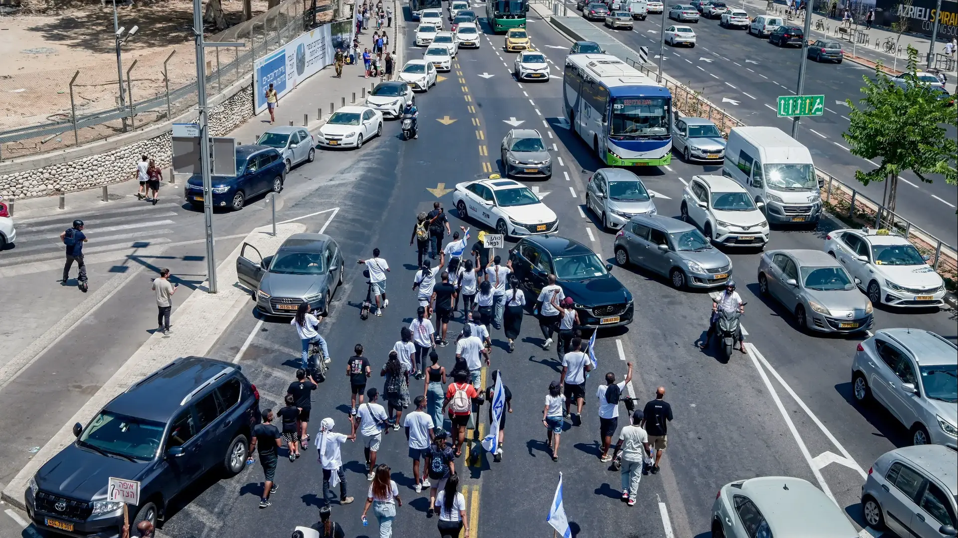 הפגנה בדרישה להחמיר את האישום נגד הנהגת שדרסה למוות את הילד רפאל אדנה, נתיבי איילון, 21 באוגוסט 2023 הפגנה בדרישה להחמיר את האישום נגד הנהגת שדרסה למוות את הילד רפאל אדנה, נתיבי איילון, 21 באוגוסט 2023