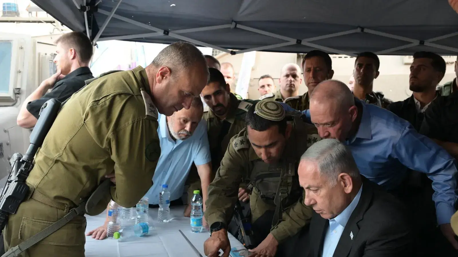 ראש הממשלה בנימין נתניהו, שר הביטחון יואב גלנט בזירת הפיגוע בבית חג"י, 21 באוגוסט 2023 ראש הממשלה בנימין נתניהו, שר הביטחון יואב גלנט בזירת הפיגוע בבית חג"י, 21 באוגוסט 2023