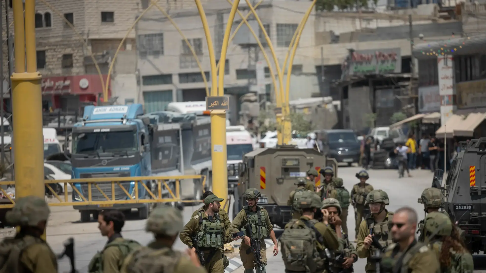 כוחות צה"ל בכניסה לחברון לאחר הפיגוע הקטלני בו נרצחה תושבת דרום הר חברון בת שבע ניגרי
21 באוגוסט 2023 כוחות צה"ל בכניסה לחברון לאחר הפיגוע הקטלני בו נרצחה תושבת דרום הר חברון בת שבע ניגרי
21 באוגוסט 2023