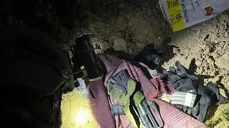 הנשק שנתפס עם שני הפלסטינים שנעצרו בחשד לביצוע הפיגוע בדרום הר חברון, 22 באוגוסט 2023 הנשק שנתפס עם שני הפלסטינים שנעצרו בחשד לביצוע הפיגוע בדרום הר חברון, 22 באוגוסט 2023