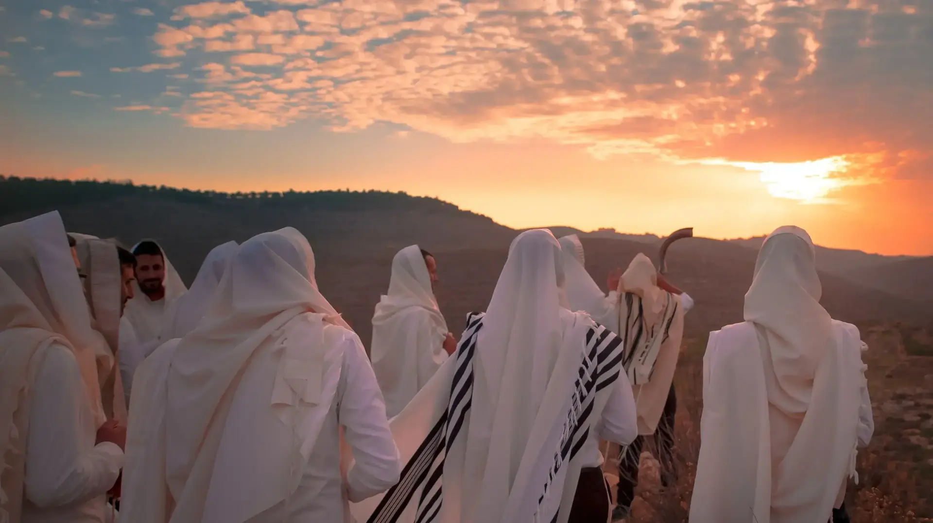 מתפללים עם תפילין ושופר