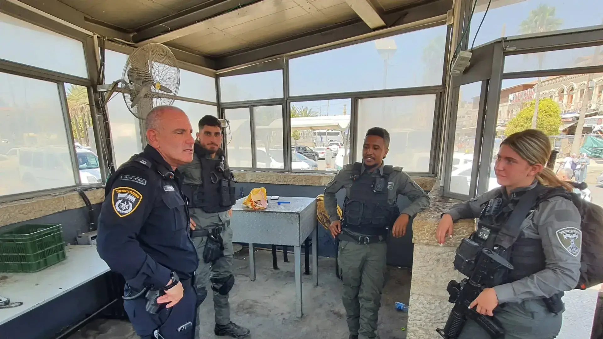 סנ"צ ערן דילון מפקד תחנת שפט במחוז ירושלים, עם שוטרי מג"ב, שער שכם 22 באוגוסט 2023 סנ"צ ערן דילון מפקד תחנת שפט במחוז ירושלים, עם שוטרי מג"ב, שער שכם 22 באוגוסט 2023