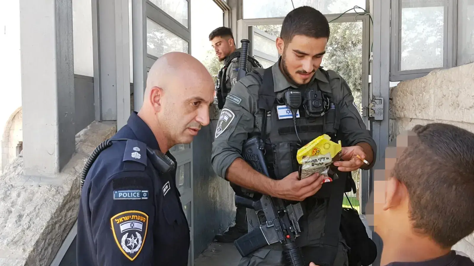 סנ"צ דביר תמים מפקד תחנת שלם במחוז ירושלים, עם שוטר מג"ב וילד פלסטיני, שער שכם, 22 באוגוסט 2023 סנ"צ דביר תמים מפקד תחנת שלם במחוז ירושלים, עם שוטר מג"ב וילד פלסטיני, שער שכם, 22 באוגוסט 2023