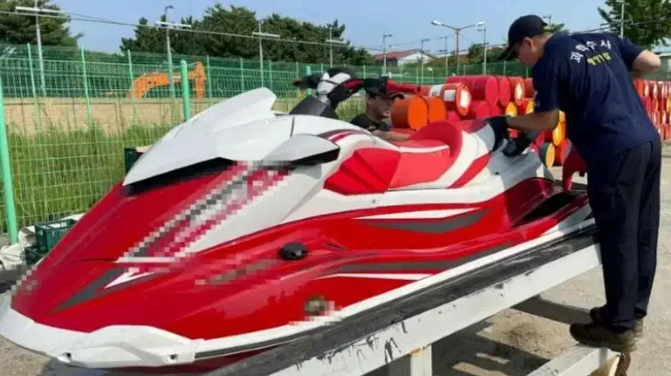 אופנוע ים שעליו נמלט מתנגד משטר סיני אל קוריאה הדרומית, 22 באוגוסט 2023 אופנוע ים שעליו נמלט מתנגד משטר סיני אל קוריאה הדרומית, 22 באוגוסט 2023