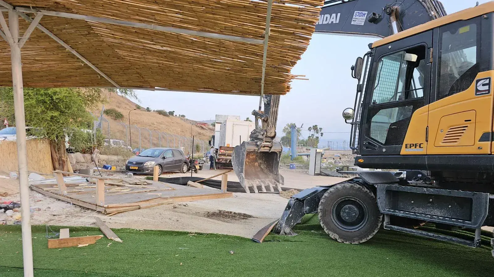 הרשות לאכיפה במקרקעין הרסה מתחם לספורט ימי שנבנה ללא היתר בטבריה. 23 באוגוסט 2023
