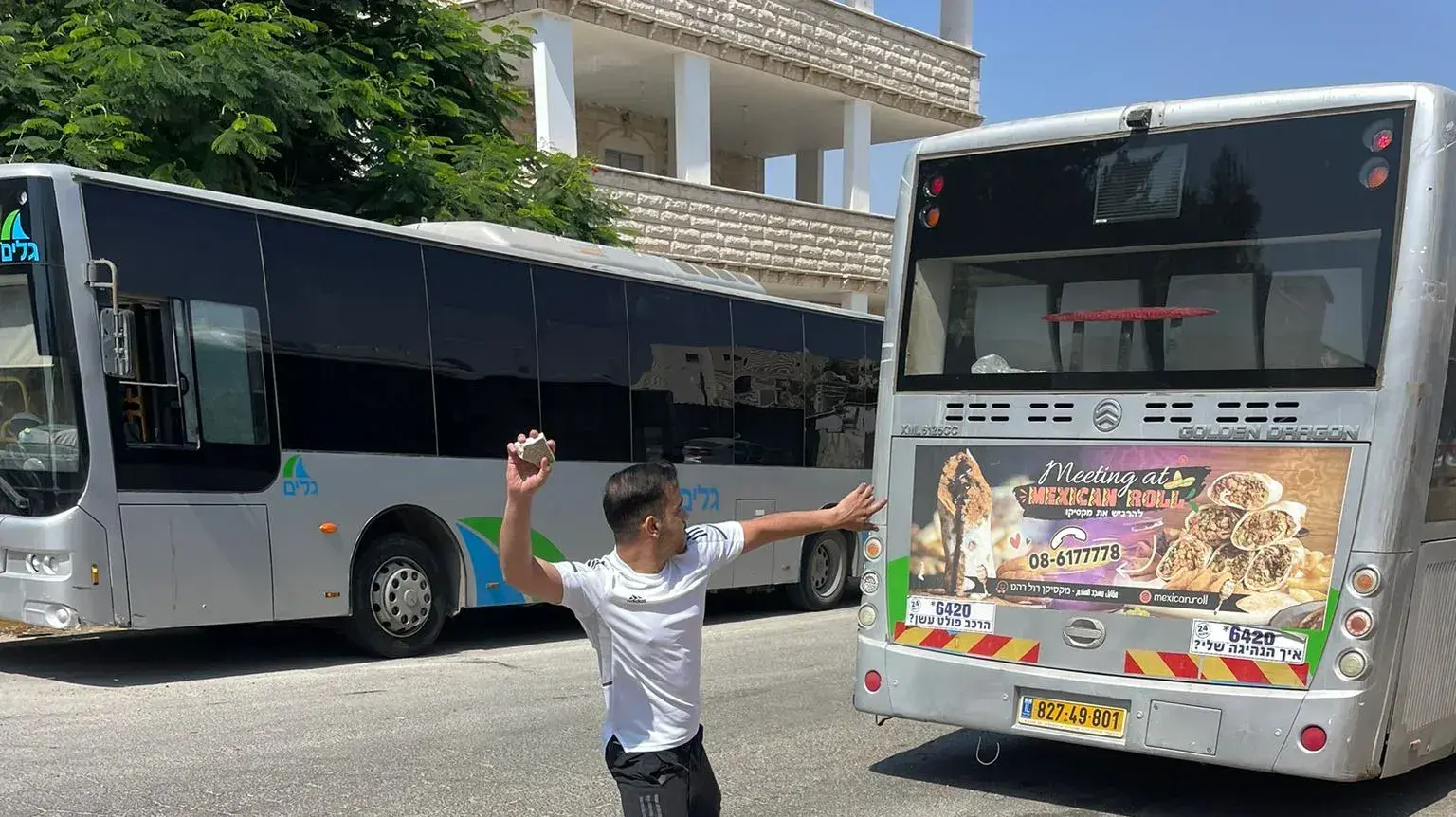 יידוי אבנים לעבר אוטובוסים ברהט יידוי אבנים לעבר אוטובוסים ברהט