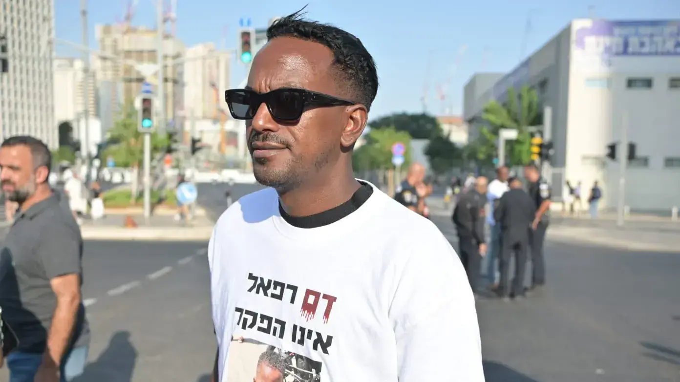 אביו של הילד רפאל אדנה שנדרס והופקר. קפלן, תל אביב. 23 באוגוסט 2023 אביו של הילד רפאל אדנה שנדרס והופקר. קפלן, תל אביב. 23 באוגוסט 2023