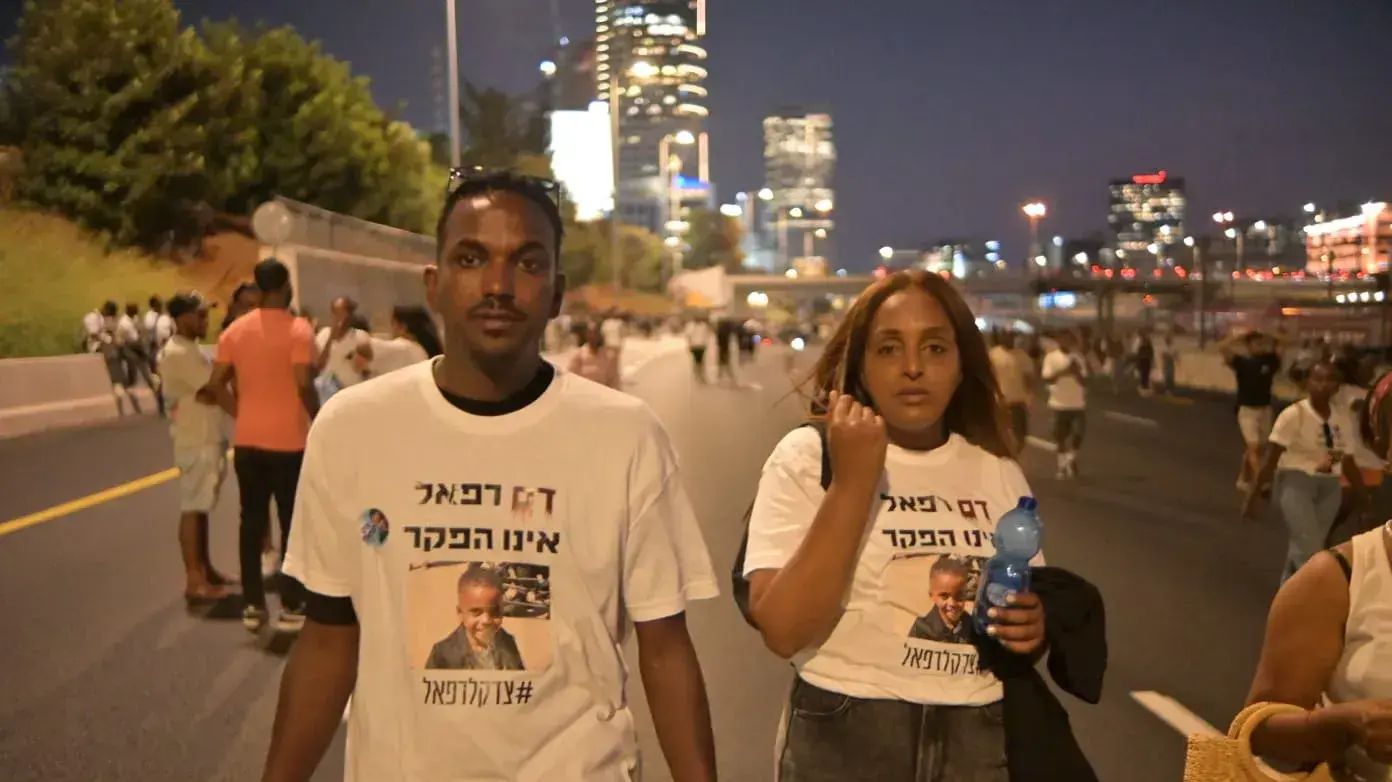 הוריו של הילד שנדרס רפאל אדנה בהפגנה . איילון, תל אביב. 23 באוגוסט 2023 הוריו של הילד שנדרס רפאל אדנה בהפגנה . איילון, תל אביב. 23 באוגוסט 2023