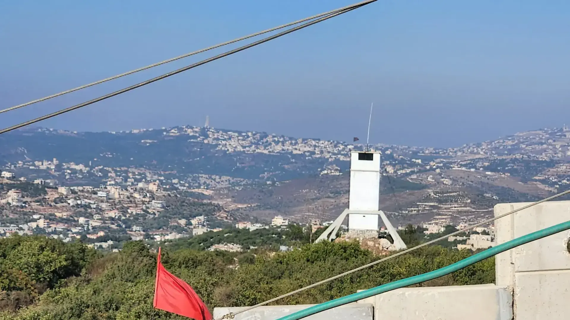 מוצב חיזבאללה משקיף על שתולה, 100 מטר ממוצב צה"ל, 22 באוגוסט 2023 מוצב חיזבאללה משקיף על שתולה, 100 מטר ממוצב צה"ל, 22 באוגוסט 2023