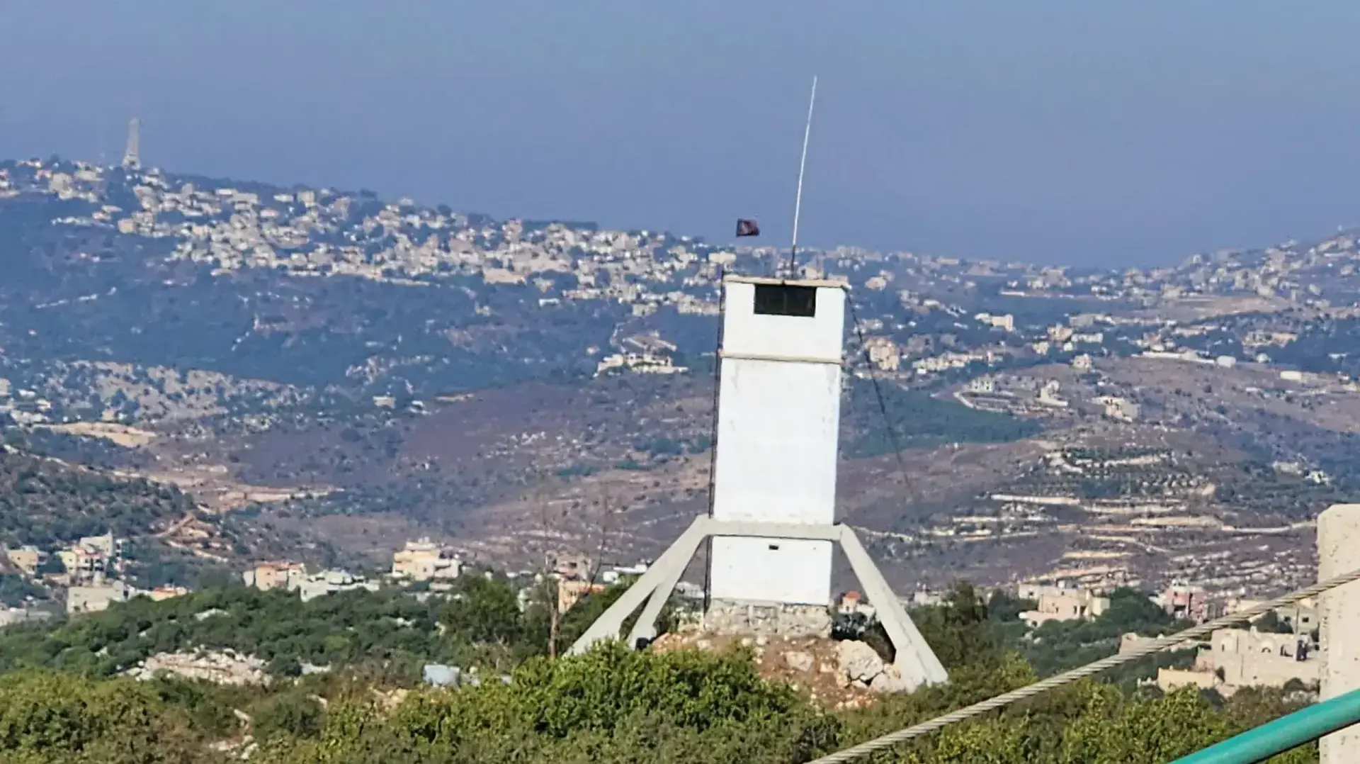 מוצב חיזבאללה משקיף על שתולה, 100 מטר ממוצב צה"ל, 22 באוגוסט 2023 מוצב חיזבאללה משקיף על שתולה, 100 מטר ממוצב צה"ל, 22 באוגוסט 2023
