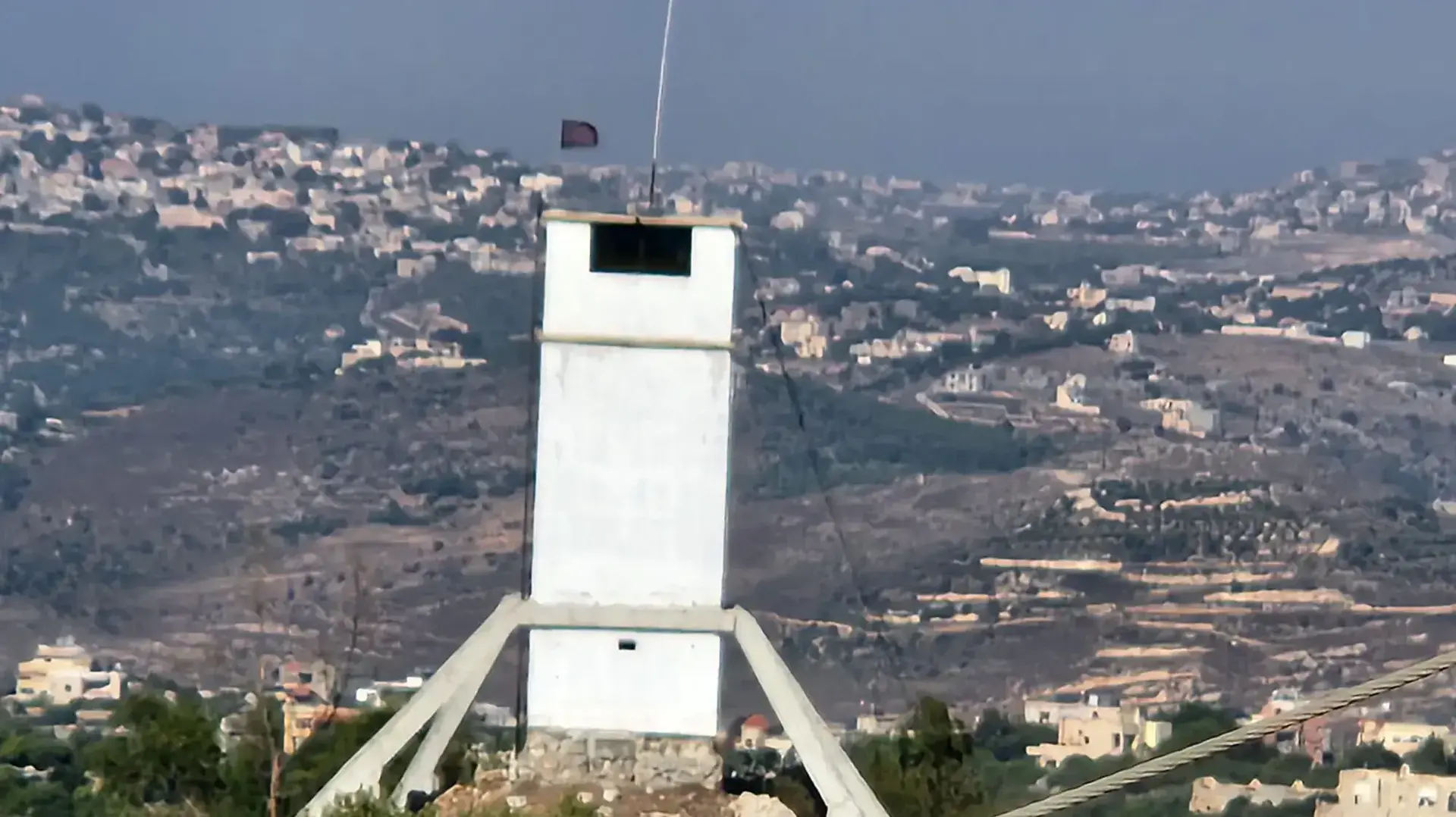 מוצב חיזבאללה משקיף על שתולה, 100 מטר ממוצב צה"ל, 22 באוגוסט 2023 מוצב חיזבאללה משקיף על שתולה, 100 מטר ממוצב צה"ל, 22 באוגוסט 2023