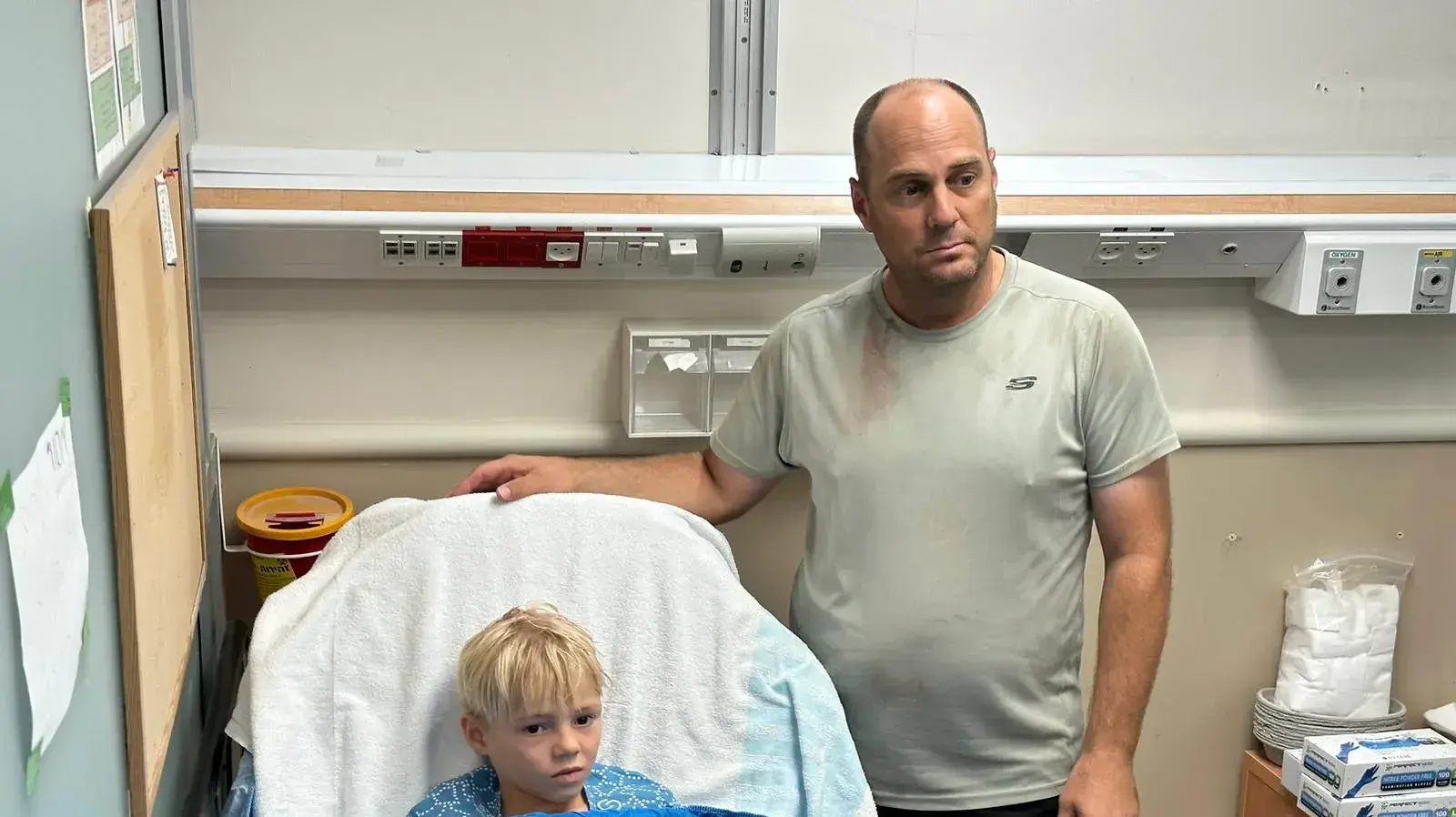 יונתן בן דוד ובנו לביא שנפצע במפולת סלעים בנחל דוד עין גדי, בי"ח שיבא תל השומר 24 באוגוסט 2023