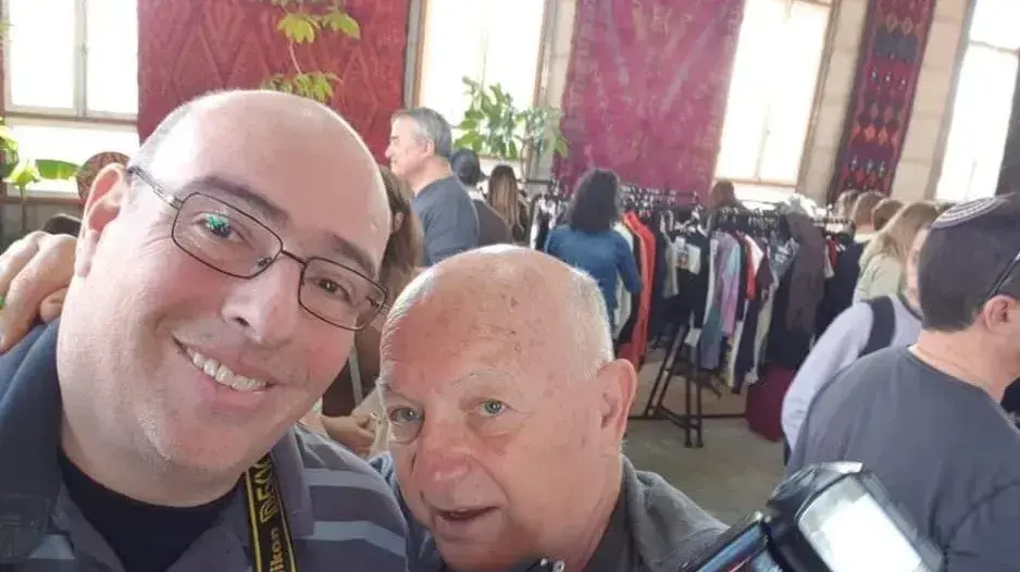 הצלמים ראובן קסטרו (מימין) ואביב חופי הצלמים ראובן קסטרו (מימין) ואביב חופי