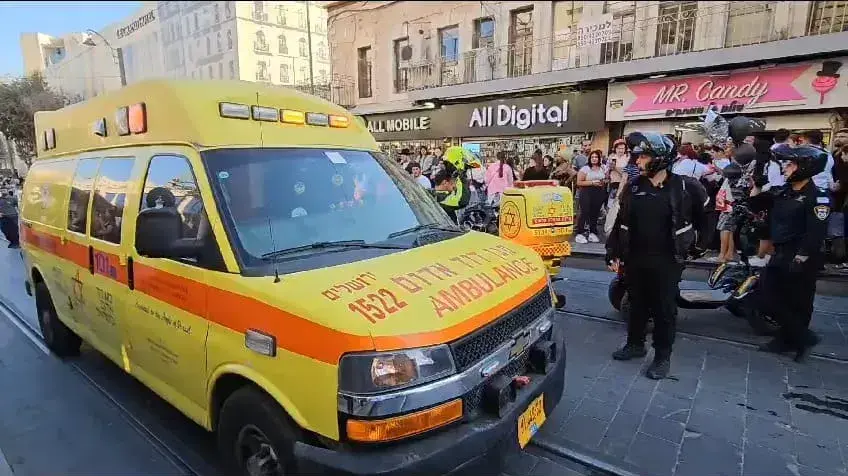 תאונת דרכים בין הולכת רגל וניידת משטרה, רחוב יפו, ירושלים. 24 באוגוסט 2023