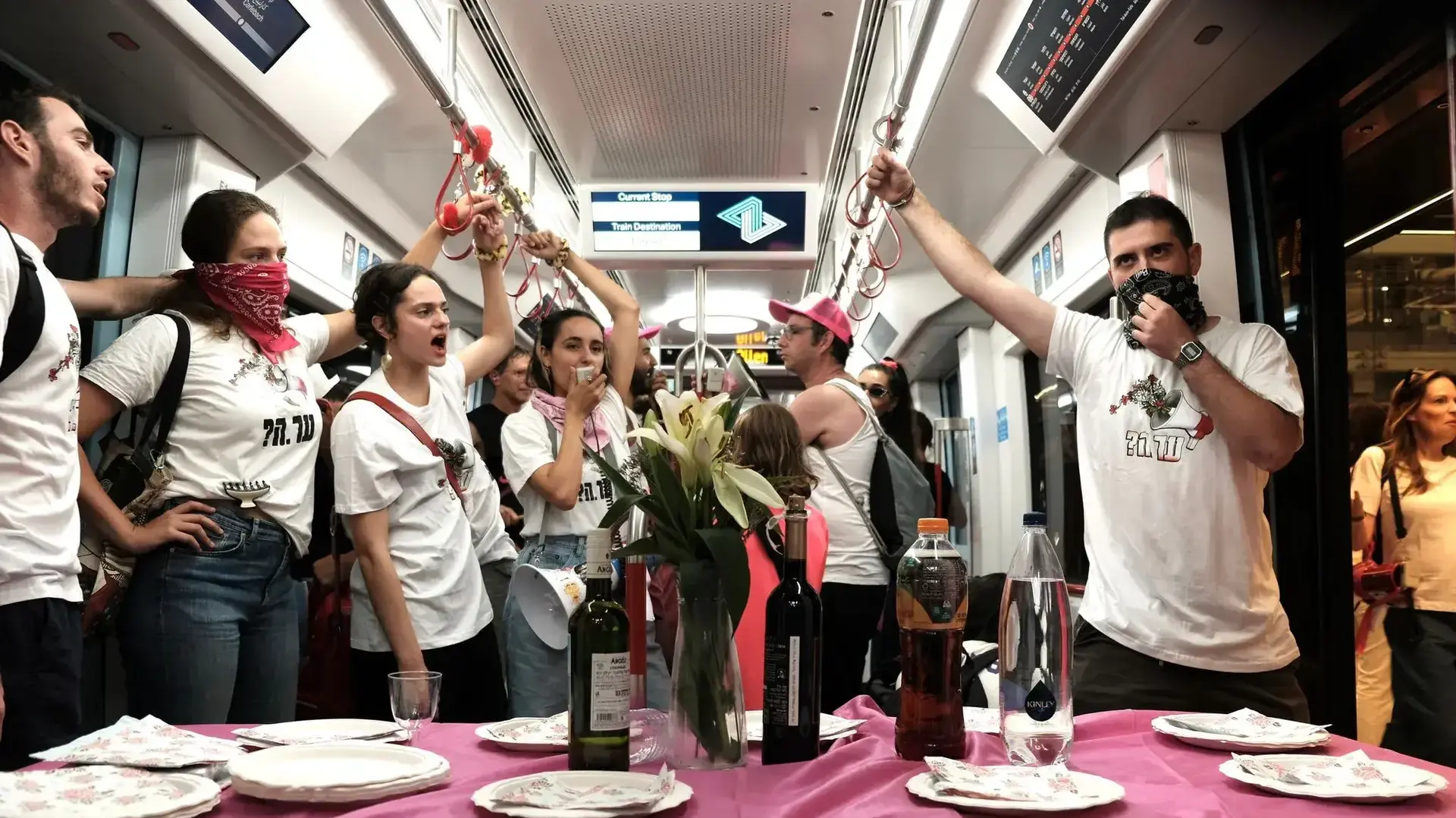 מפגינים אזקו את עצמם ברכבת הקלה, 25 באוגוסט 2023