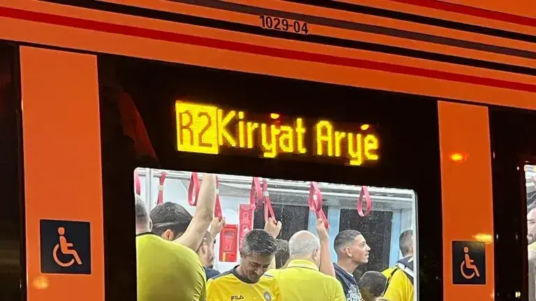 אוהדי מכבי תל אביב חוזרים לראשונה ממשחק בבלומפילד ברכבת הקלה אחרי ניצחון על צלייה 4-1 אוהדי מכבי תל אביב חוזרים לראשונה ממשחק בבלומפילד ברכבת הקלה אחרי ניצחון על צלייה 4-1