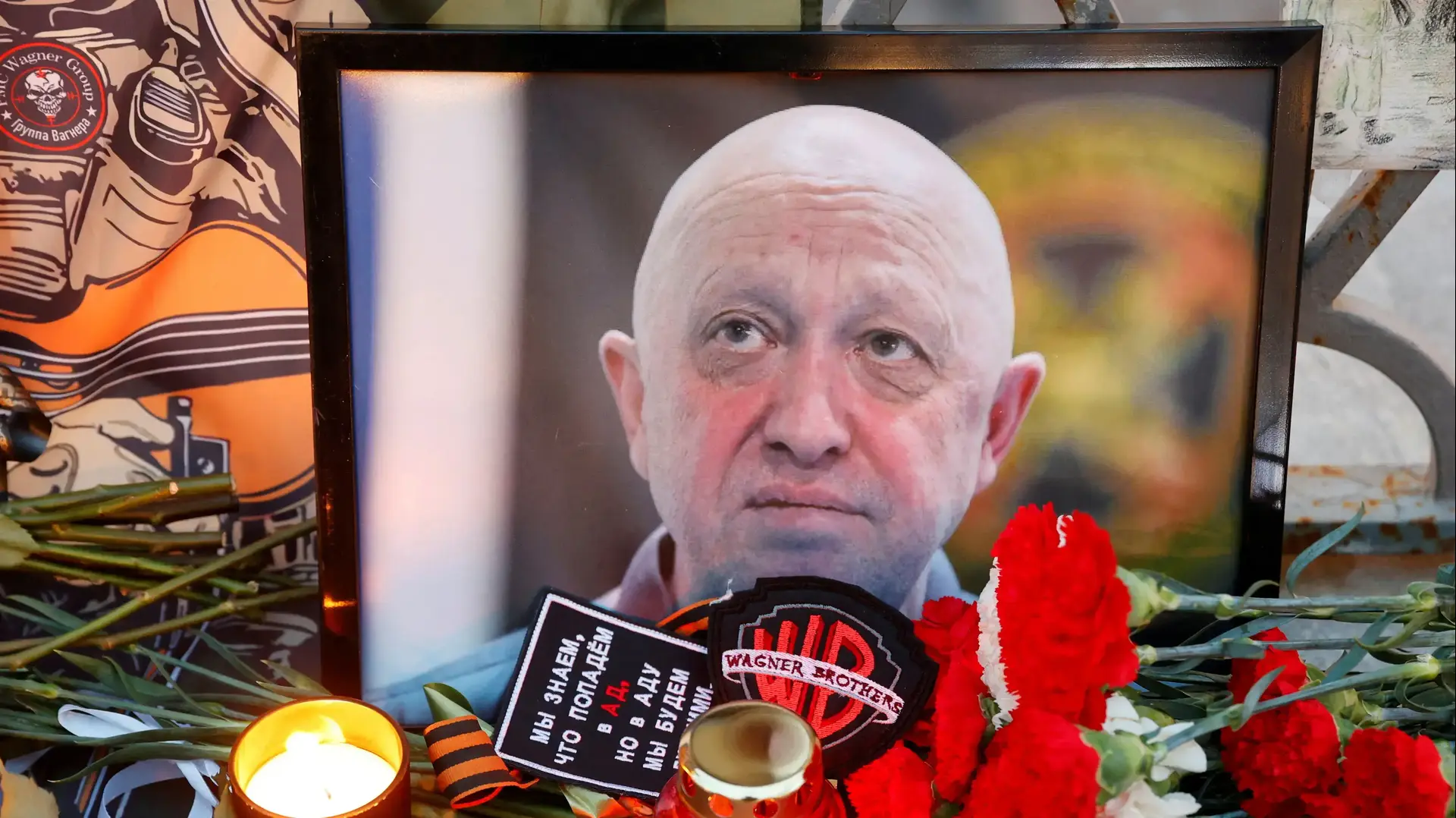 תמונתו של מנהיג ואגנר יבגני פריגוז'ין באנדרטה מאולתרת במוסקבה, רוסיה 24 באוגוסט 2023