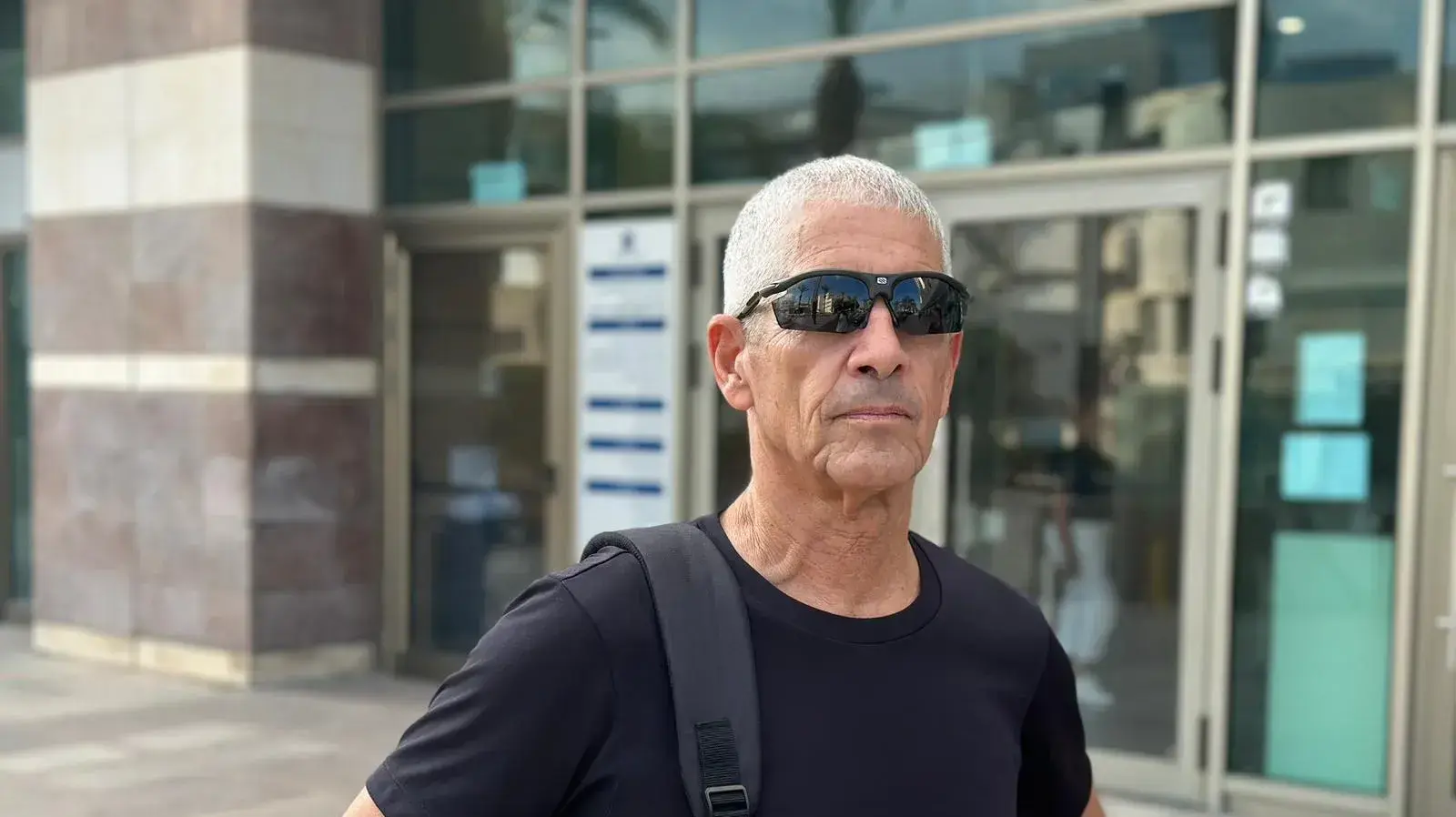 אודי אורי, שנפגע בעינו ממכת״זית במחאה באיילון, בהגשת תלונה במשרדי מח״ש בתל אביב, 27 באוגוסט 2023 אודי אורי, שנפגע בעינו ממכת״זית במחאה באיילון, בהגשת תלונה במשרדי מח״ש בתל אביב, 27 באוגוסט 2023