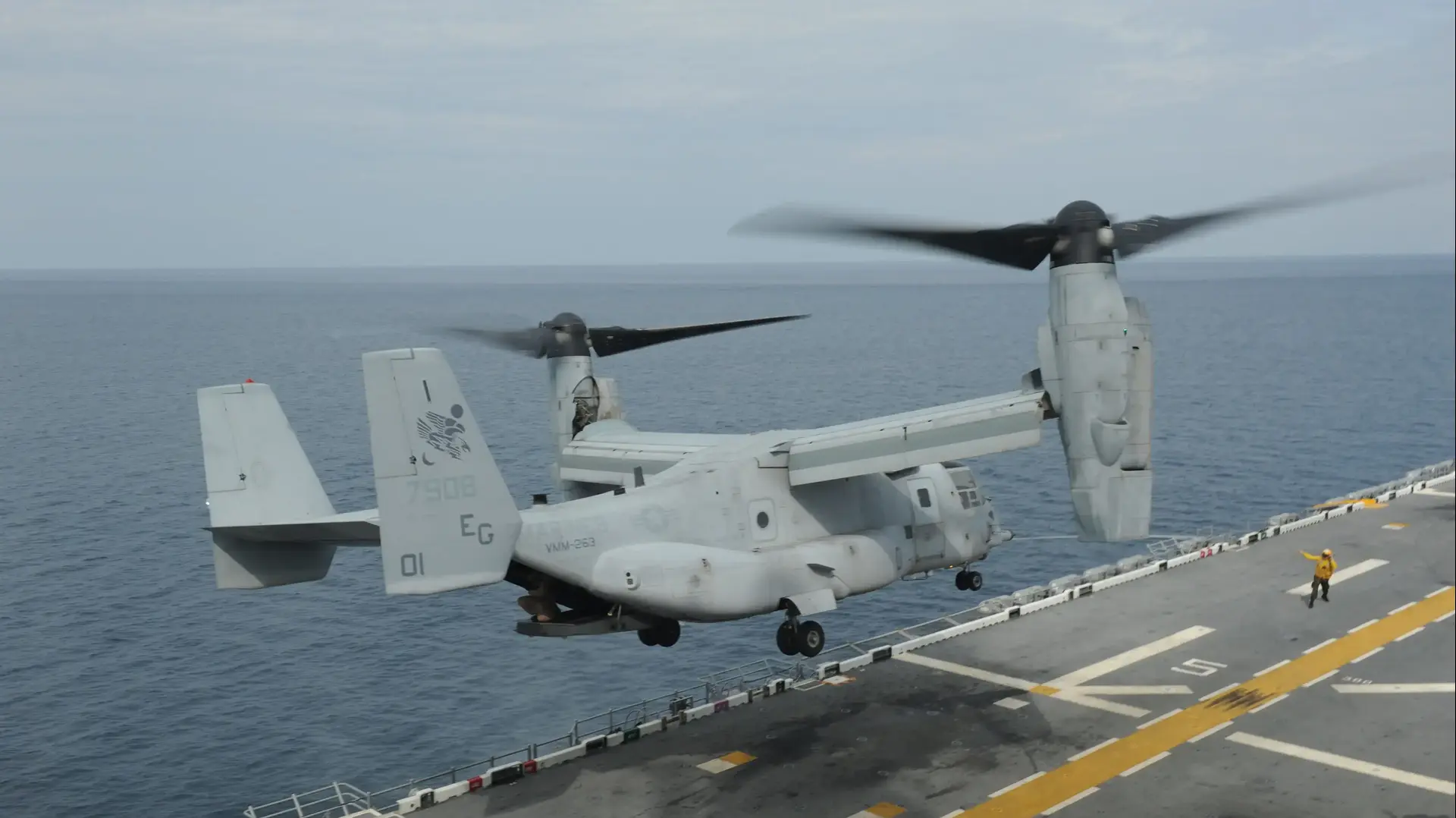 מסוק V-22 אוספריי ממריא מספינת קרב אמריקנית באוקיינוס האטלנטי, 28 באוקטובר 2013