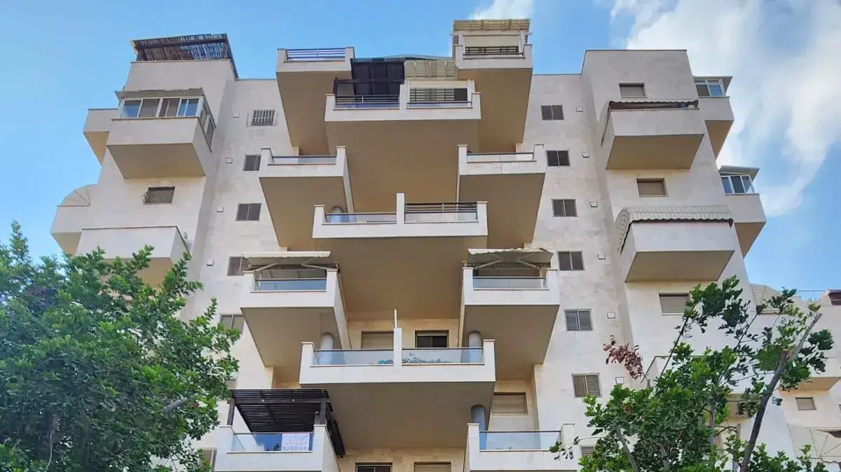 חשד לרצח, גופת גבר אותרה בדירה ברחוב חובבי ציון, חדרה. 27 באוגוסט 2023 חשד לרצח, גופת גבר אותרה בדירה ברחוב חובבי ציון, חדרה. 27 באוגוסט 2023