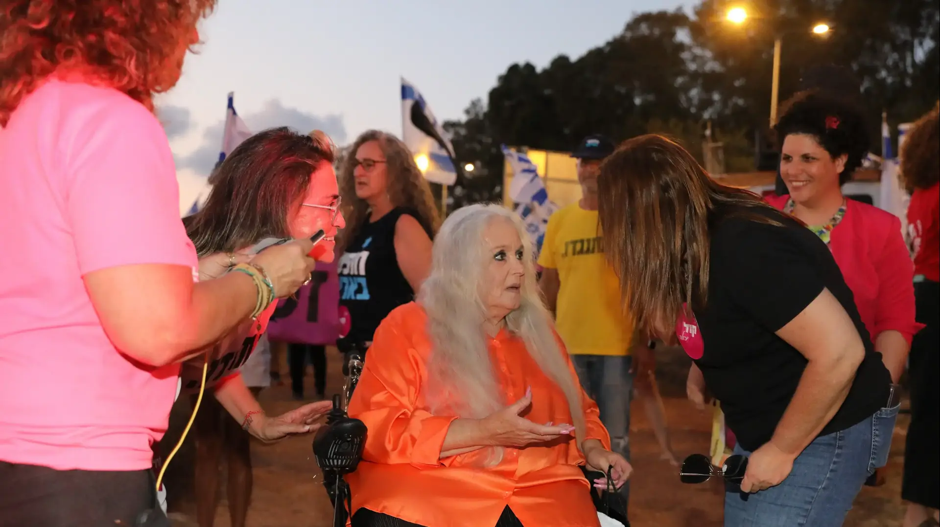 הזמרת מירי אלוני בהפגנה מחוץ למחנה דותן (מחנה 80) בפרדס חנה-כרכור, במחאה נגד ההנחיה לא לאפשר לחיילות לשיר בזמן תורנות מטבח
27 באוגוסט 2023 הזמרת מירי אלוני בהפגנה מחוץ למחנה דותן (מחנה 80) בפרדס חנה-כרכור, במחאה נגד ההנחיה לא לאפשר לחיילות לשיר בזמן תורנות מטבח
27 באוגוסט 2023