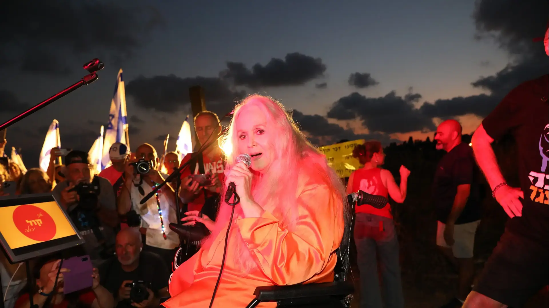 הזמרת מירי אלוני בהפגנה מחוץ למחנה דותן (מחנה 80) בפרדס חנה-כרכור, במחאה נגד ההנחיה לא לאפשר לחיילות לשיר בזמן תורנות מטבח
27 באוגוסט 2023 הזמרת מירי אלוני בהפגנה מחוץ למחנה דותן (מחנה 80) בפרדס חנה-כרכור, במחאה נגד ההנחיה לא לאפשר לחיילות לשיר בזמן תורנות מטבח
27 באוגוסט 2023