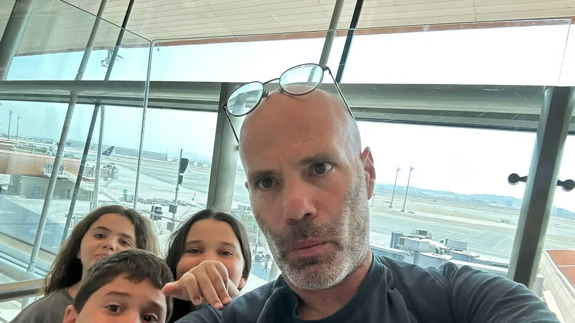 משפחת פלדמן בסעודיה לאחר המטוס שלהם בחזרה מאיי סיישל ביצע נחיתת חירום 29 באוגוסט 2023 משפחת פלדמן בסעודיה לאחר המטוס שלהם בחזרה מאיי סיישל ביצע נחיתת חירום 29 באוגוסט 2023