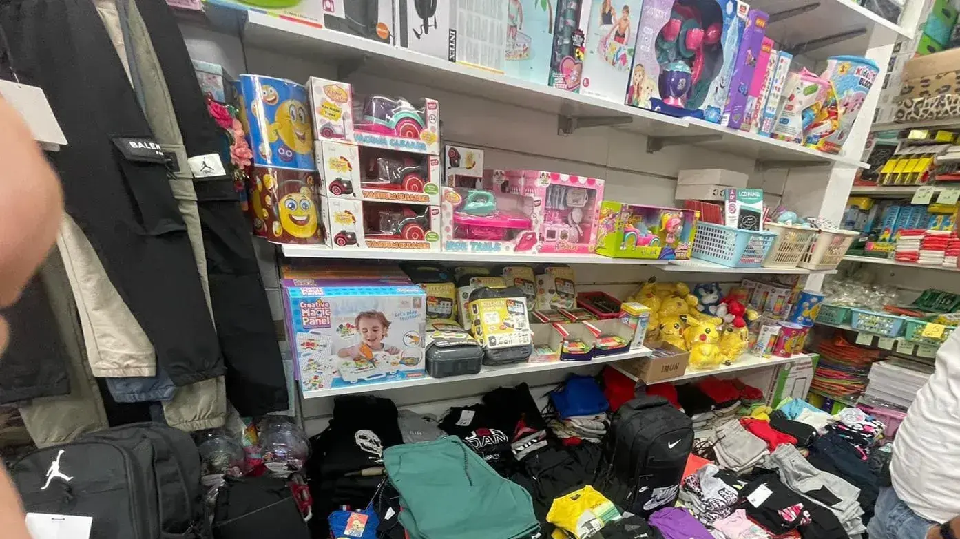 בעל עסק בבת ים נעצר לאחר שבעסק שלו נתפסו אלפי פריטים החשודים כמזוייפים
בעל עסק בבת ים נעצר לאחר שבעסק שלו נתפסו אלפי פריטים החשודים כמזוייפים