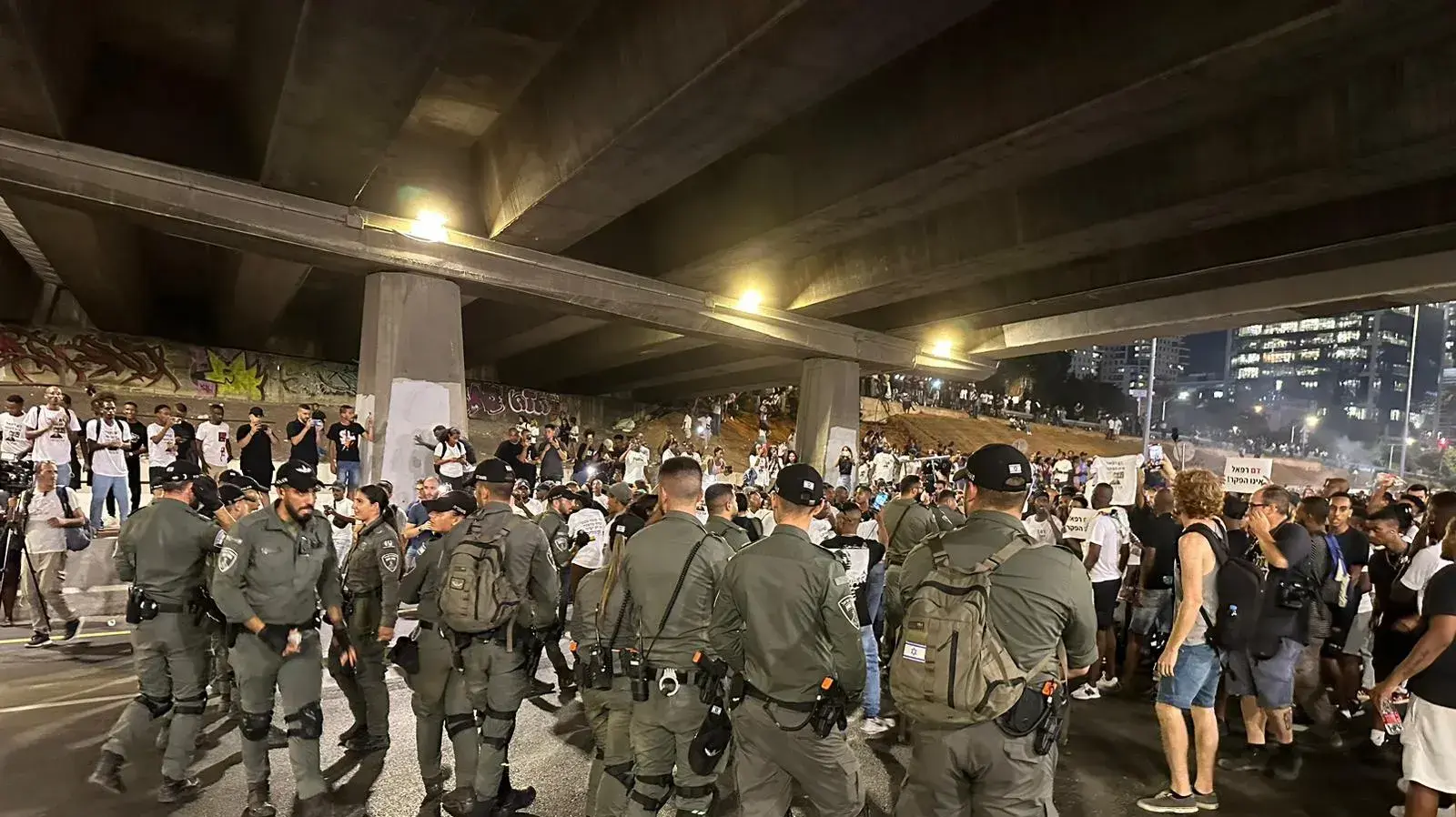 מחאת "צדק לרפאל", נתיבי איילון חסומים, תל אביב. 30 באוגוסט 2023 מחאת "צדק לרפאל", נתיבי איילון חסומים, תל אביב. 30 באוגוסט 2023