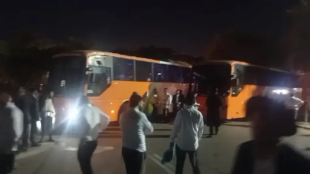 מתפללים בדרכם לקבר יוסף שבשכם לאחר שמטען חבלה הופעל במקום. 31 באוגוסט 2023 מתפללים בדרכם לקבר יוסף שבשכם לאחר שמטען חבלה הופעל במקום. 31 באוגוסט 2023