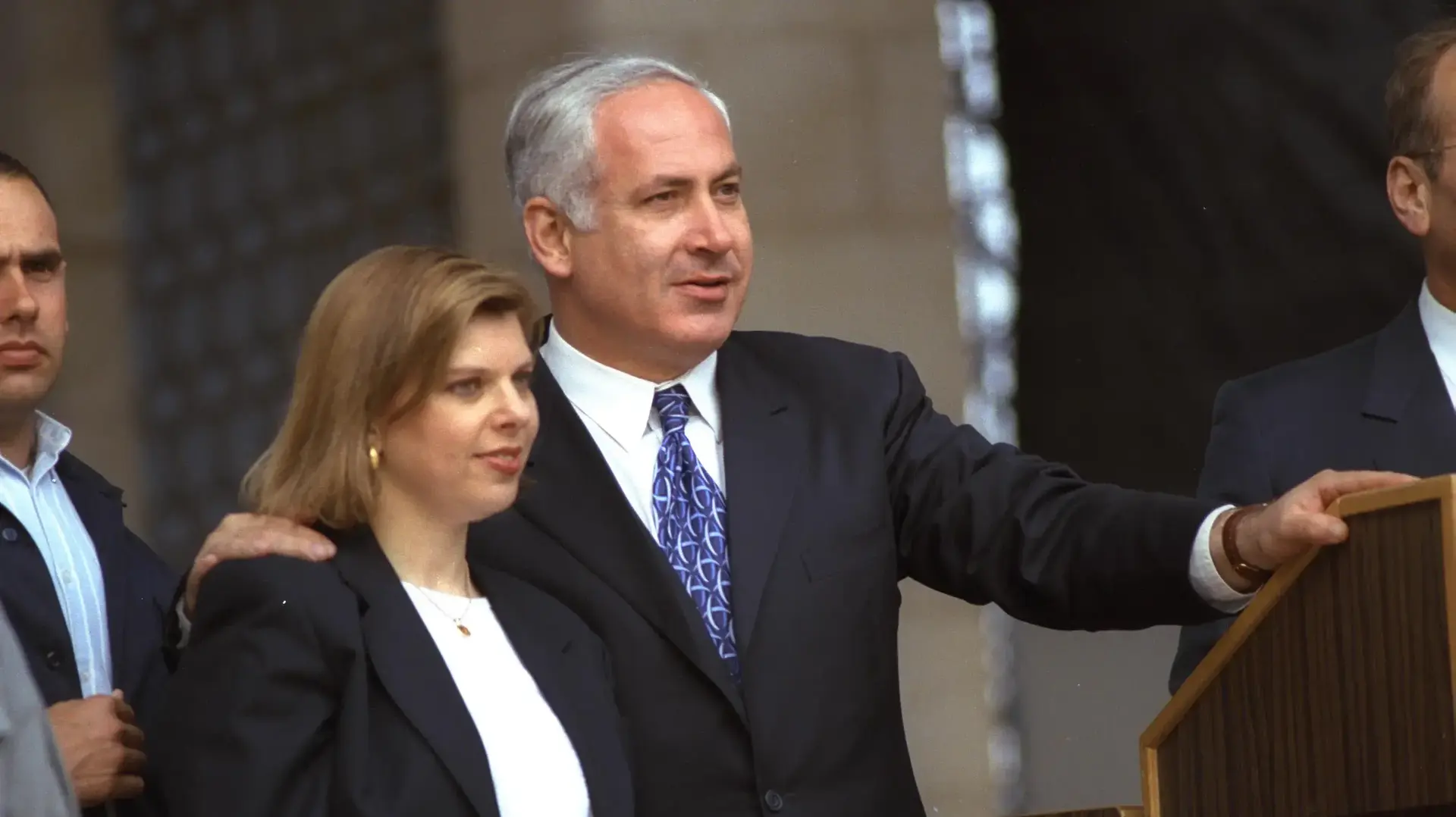 ראש הממשלה בנימין נתניהו ורעייתו שרה, בחגיגות המימונה בכיכר ספרא, ירושלים, 1997 ראש הממשלה בנימין נתניהו ורעייתו שרה, בחגיגות המימונה בכיכר ספרא, ירושלים, 1997