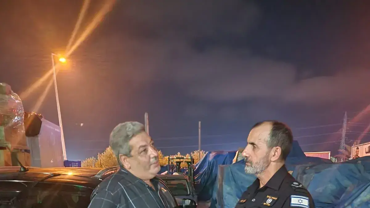 ראש המועצה המקומית פוריידיס אימן מרעי עם מפקד מחוז חוף ניצב דני לוי בזירת הרצח, 31 באוגוסט 2023 ראש המועצה המקומית פוריידיס אימן מרעי עם מפקד מחוז חוף ניצב דני לוי בזירת הרצח, 31 באוגוסט 2023