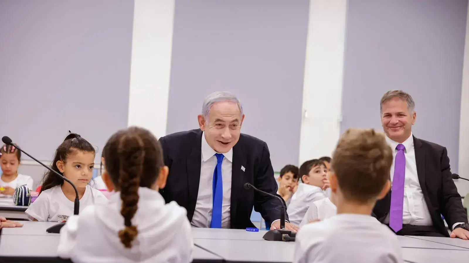 ראש הממשלה בנימין נתניהו ושר החינוך יואב קיש, פתיחת שנת הלימודים תשפ״ד ,בית הספר היסודי אלמוג בעיר מעלה אדומים, 1 בספטמבר 2023 ראש הממשלה בנימין נתניהו ושר החינוך יואב קיש, פתיחת שנת הלימודים תשפ״ד ,בית הספר היסודי אלמוג בעיר מעלה אדומים, 1 בספטמבר 2023