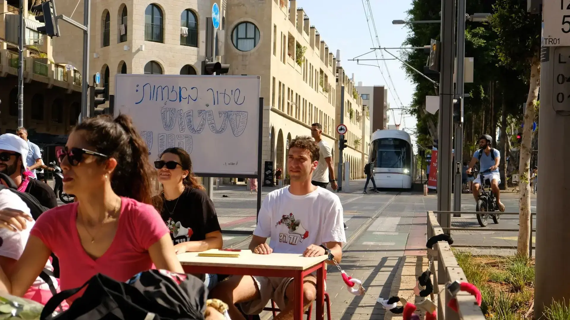 "מי זאת סטטוס קוו?": מפגינים חסמו את מסילת הרכבת הקלה בתל אביב