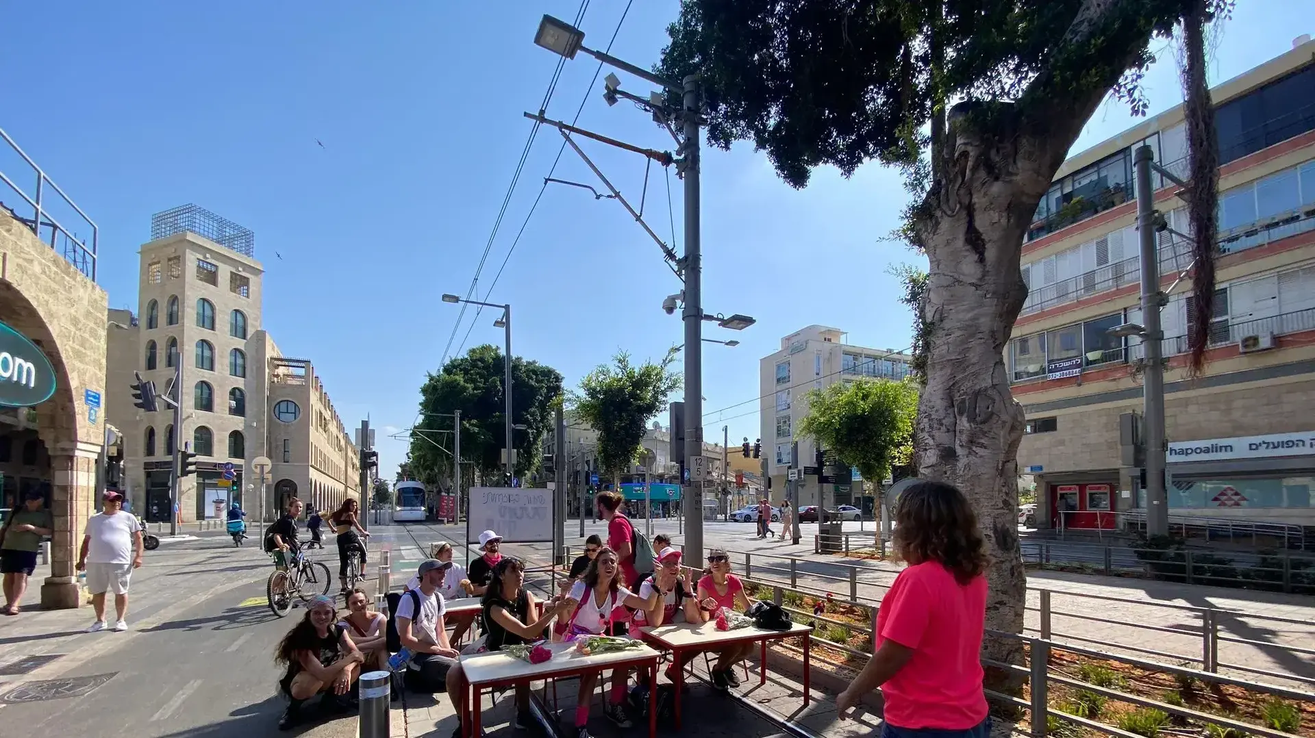 "מי זאת סטטוס קוו?": מפגינים חסמו את מסילת הרכבת הקלה בתל אביב "מי זאת סטטוס קוו?": מפגינים חסמו את מסילת הרכבת הקלה בתל אביב