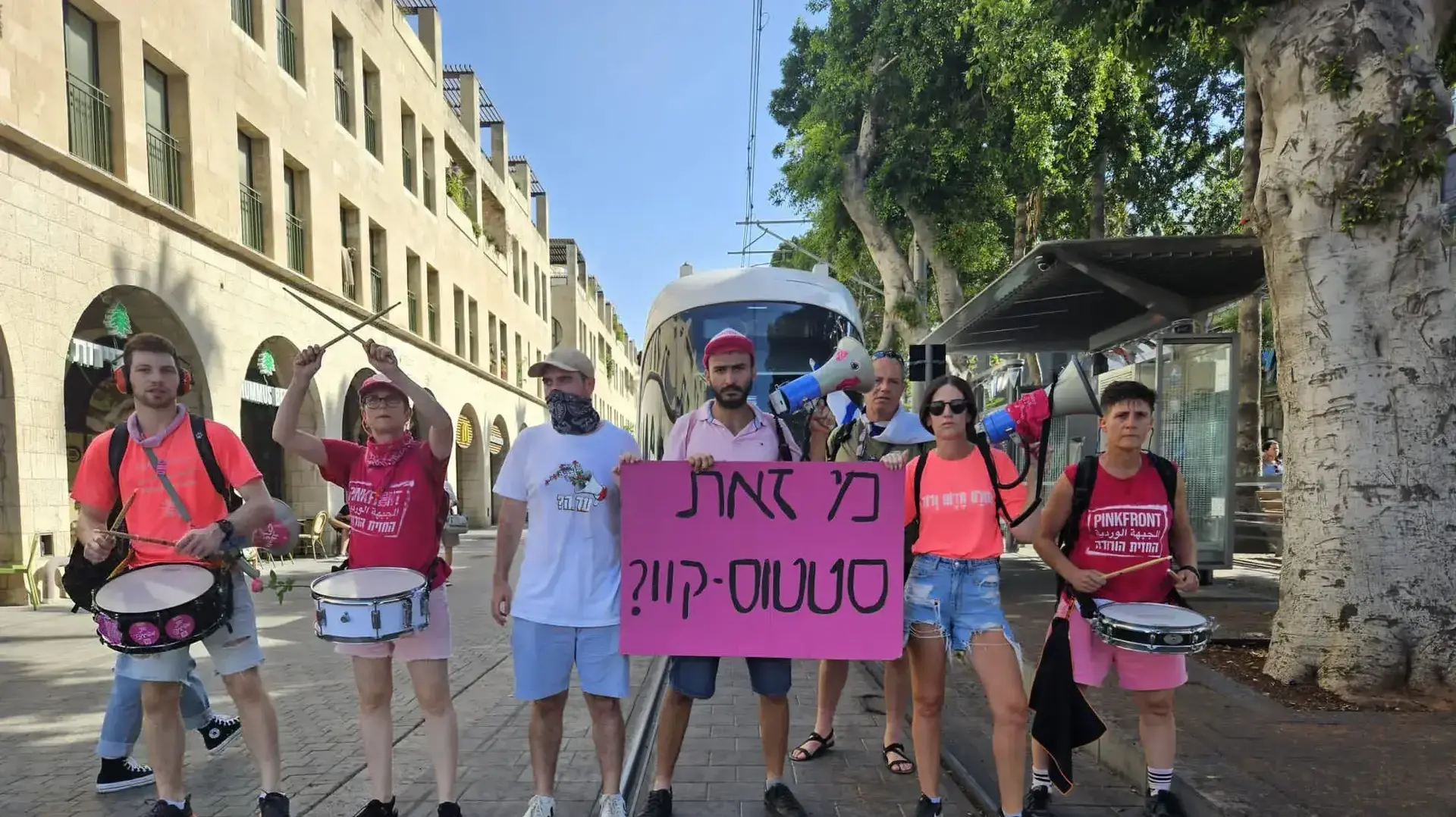 "מי זאת סטטוס קוו?": מפגינים חסמו את מסילת הרכבת הקלה בתל אביב "מי זאת סטטוס קוו?": מפגינים חסמו את מסילת הרכבת הקלה בתל אביב