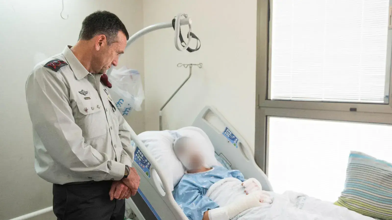 הרמטכ"ל הלוי מבקר את לוחם אגוז שנפצע בפיצוץ המטען בשכם ביום רביעי הרמטכ"ל הלוי מבקר את לוחם אגוז שנפצע בפיצוץ המטען בשכם ביום רביעי