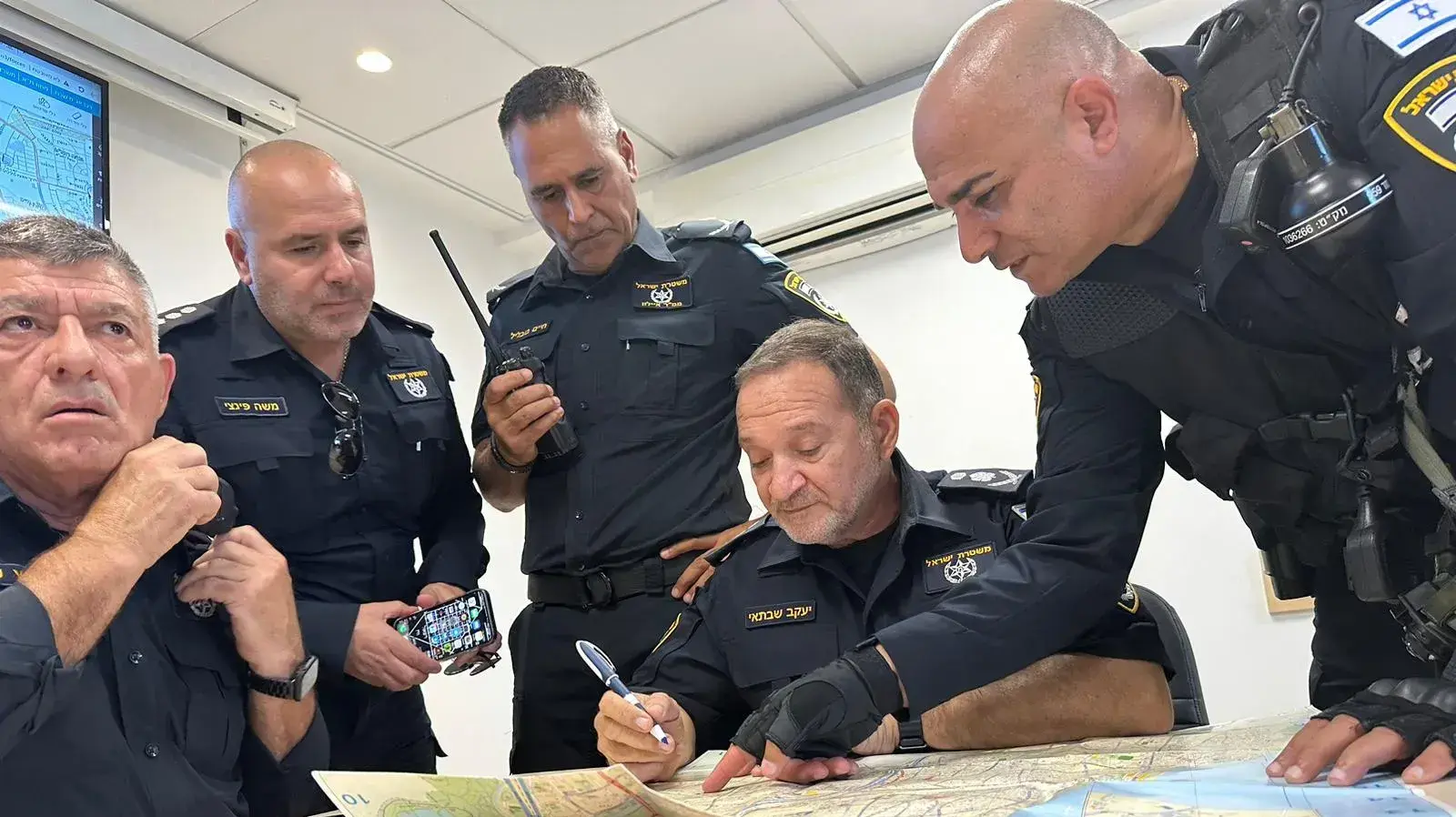 מפכ"ל המשטרה קובי שבתאי בתדרוך בתחנת שרת, בעקבות הפגנת מבקשי מקלט אריתראים, תל אביב, 2 בספטמבר 2023