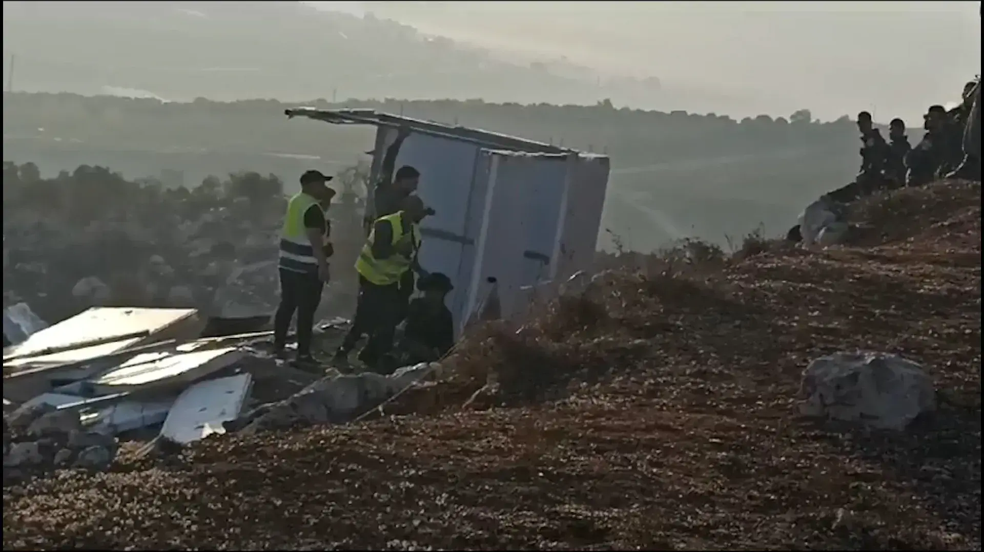 בווידאו: שוטרים הרסו מצפה בלתי חוקי שהוקם לזכרה של רנה שנרב ביצהר