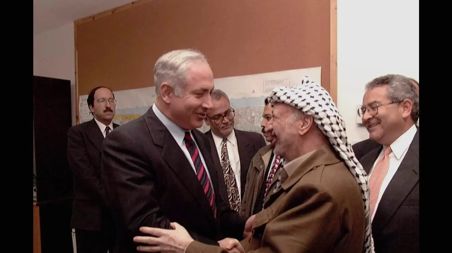 פגישת ראש הממשלה בנימין נתניהו עם יו"ר הרשות הפלסטינית יאסר ערפאת, מתקן ארז, 15 בינואר 1997 פגישת ראש הממשלה בנימין נתניהו עם יו"ר הרשות הפלסטינית יאסר ערפאת, מתקן ארז, 15 בינואר 1997
