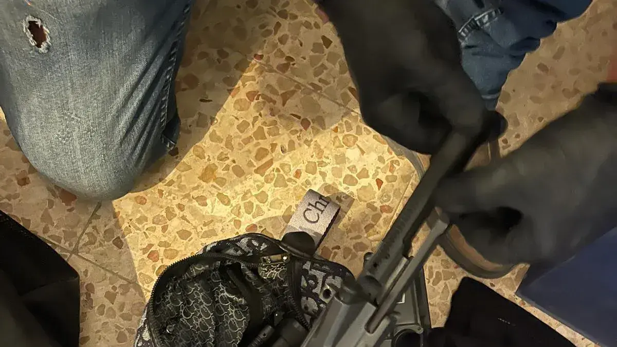 המשטרה חשפהבגן ילדים 2 כלי נשק מסוג קלאצ'ניקוב, נשק מסוג m16, קרלו ורובה צייד המוחזקים בניגוד לחוק ועצרה את בעלת הפעוטון ובני משפחתה המשטרה חשפהבגן ילדים 2 כלי נשק מסוג קלאצ'ניקוב, נשק מסוג m16, קרלו ורובה צייד המוחזקים בניגוד לחוק ועצרה את בעלת הפעוטון ובני משפחתה