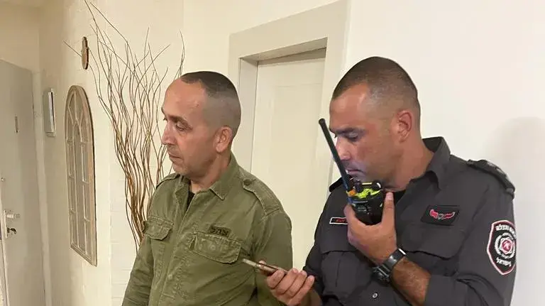 שר הביטחון גלנט שוחח עם צעיר שאיים להתאבד, 4 בספטמבר 2023 שר הביטחון גלנט שוחח עם צעיר שאיים להתאבד, 4 בספטמבר 2023